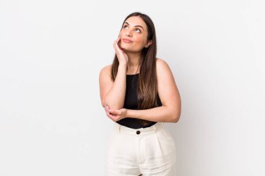 Genç, güzel bir kadın düşünceli, meraklı ya da hayal kuruyor, hayal kuruyor ve gökyüzüne bakıyor.