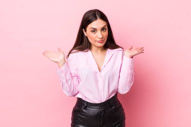 Genç, güzel bir kadın şaşkın ve kafası karışık, şüpheci, farklı seçenekleri tartıyor ya da komik bir ifadeyle seçiyor.