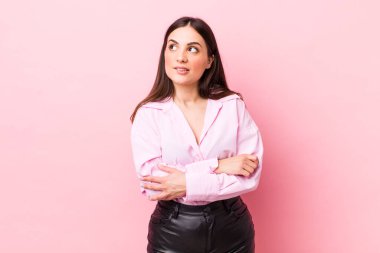 Genç, güzel bir kadın şüpheye düşüyor ya da düşünüyor, dudağını ısırıyor ve kendini güvensiz ve gergin hissediyor.