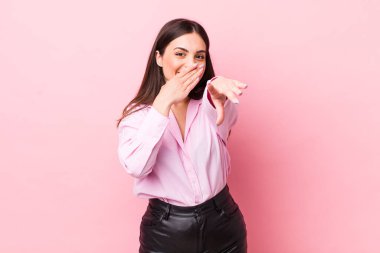 Genç ve güzel bir kadın sana gülüyor, kamerayı gösteriyor ve seninle dalga geçiyor ya da alay ediyor.