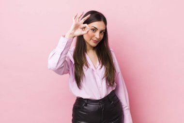 Genç, güzel bir kadın kendini mutlu, rahat ve tatmin olmuş hissediyor.