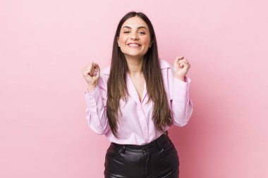 Genç ve güzel bir kadın şoke olmuş, heyecanlı ve mutlu, gülüyor ve başarıyı kutluyor.!