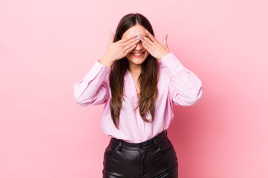 Genç ve güzel bir kadın gülümsüyor ve mutlu hissediyor, iki eliyle gözlerini kapatıyor ve inanılmaz bir sürpriz bekliyor.