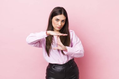 Genç ve güzel bir kadın ciddi, sert, kızgın ve hoşnutsuz görünüyor.