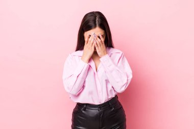 Genç, güzel bir kadın üzgün, hayal kırıklığına uğramış, gergin ve depresif hissediyor. İki eliyle yüzünü kapatıyor, ağlıyor.