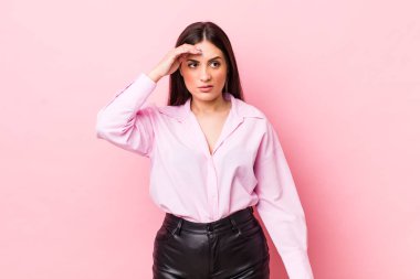 Genç ve güzel bir kadın stresli görünüyor, yorgun ve hayal kırıklığına uğramış, alnından ter damlıyor, umutsuz ve bitkin hissediyor.