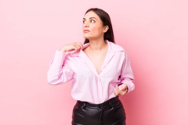 Genç, güzel bir kadın stresli, endişeli, yorgun ve hayal kırıklığına uğramış, gömleğini çekiştirmiş, sorunlu görünüyor.