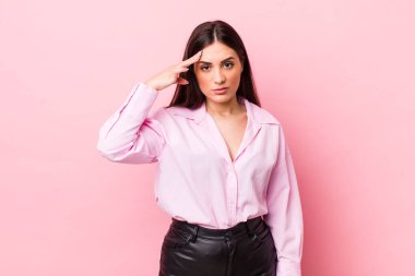 Genç, güzel bir kadın kafası karışık ve şaşkın hissediyor. Deli, deli ya da aklını kaçırmış olduğunu gösteriyor.