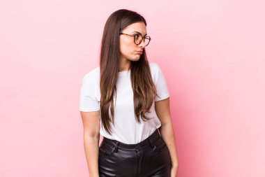 Genç, güzel bir kadın üzgün, üzgün ya da kızgın ve olumsuz bir tavır takınıyor, anlaşmazlık içinde kaşlarını çatıyor.