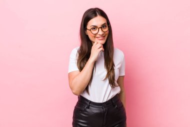 Genç, güzel bir kadın gülümsüyor, hayattan zevk alıyor, mutlu, arkadaş canlısı, tatmin olmuş ve tasasız.