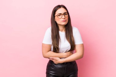 Genç, güzel bir kadın endişeli, hasta, hasta ve mutsuz hissediyor. Ağrılı bir mide ağrısı ya da grip geçiriyor.