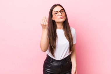 Genç ve güzel bir kadın kapiş ya da para hareketi yapıyor, sana borçlarını ödemeni söylüyor.!