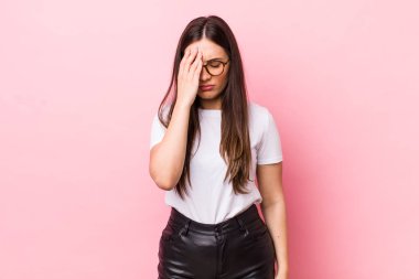 Genç ve güzel bir kadın uykulu görünüyor, sıkılmış ve esniyor, baş ağrısı ve yüzünün yarısını kaplayan bir eliyle