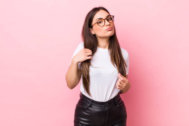 Genç ve güzel bir kadın kibirli, başarılı, pozitif ve gururlu görünüyor.