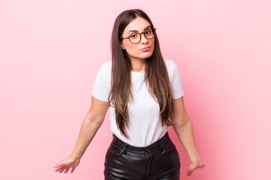 Genç ve güzel bir kadın bilgisiz ve kafası karışmış hissediyor, hiçbir fikri yok, aptal ya da aptal bir bakışla tamamen kafası karışmış.