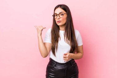 Genç ve güzel bir kadın inançsızlıktan şaşkın şaşkın bakıyor, yan taraftaki objeyi işaret ediyor ve diyor ki: