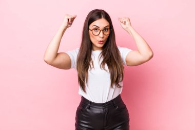 Genç ve güzel bir kadın inanılmaz bir başarıyı kutluyor. Kazanan gibi. Heyecanlı ve mutlu görünüyor.!