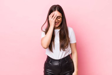 Genç ve güzel bir kadın gülüyor ve alnına şaplak atıyor. Unuttum ya da aptalca bir hataydı. 