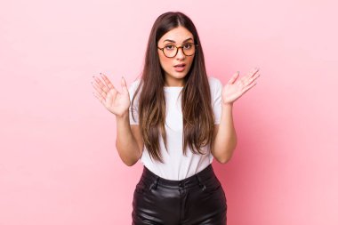 Genç, güzel bir kadın şok olmuş ve hayrete düşmüş görünüyor. İnanılmaz bir şey fark ettiğinde ağzı açık kalmış.