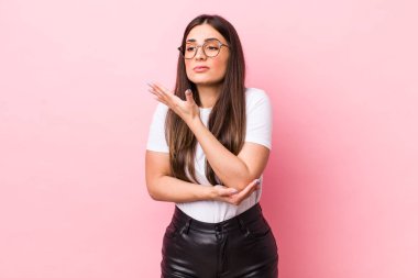 Genç ve güzel bir kadın kafası karışık ve bilgisiz, şüpheli bir açıklama ya da düşünceyi merak ediyor.