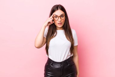 Genç, güzel bir kadın şaşırmış, ağzı açık, şok olmuş, yeni bir düşünce, fikir ya da konsept keşfediyor.