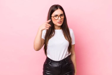 Genç ve güzel bir kadın kızgın agresif bir ifadeyle kameraya bakıyor. Öfkeli, çılgın bir patron gibi görünüyor.