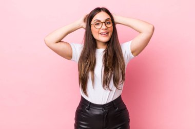 Genç, güzel bir kadın mutlu, kaygısız, arkadaş canlısı ve rahat görünüyor. Hayattan ve başarıdan keyif alıyor, olumlu bir tavırla.