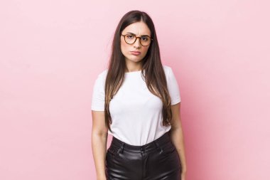 Genç ve güzel bir kadın üzgün ve mızmızlanıyor, mutsuz bir bakışla, negatif ve hayal kırıklığına uğramış bir tavırla ağlıyor.