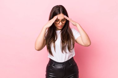 Genç ve güzel bir kadın stresli ve hayal kırıklığına uğramış görünüyor. Baskı altında çalışıyor ve sorunlarla boğuşuyor.