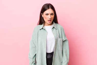 Genç ve güzel bir kadın korkmuş ve şok olmuş hissediyor, ağzı açık bir şekilde şaşkınlık içinde.