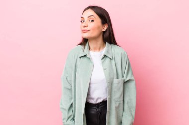 Şapşal, çılgın, şaşkın bir ifadeyle genç, güzel bir kadın. Yanakları şişmiş, içi doldurulmuş, şişman ve yemek dolu.