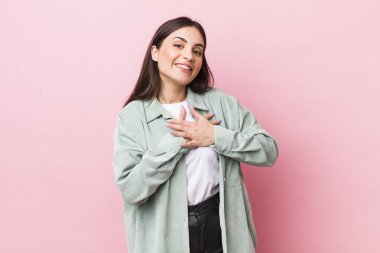 Genç, güzel bir kadın romantik, mutlu ve aşık, neşeyle gülümseyen ve kalbe yakın el ele tutuşan