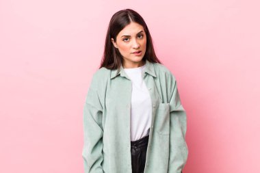 Genç, güzel bir kadın kafası karışmış ve kafası karışmış görünüyor. Sinirli bir hareketle dudağını ısırıyor. Sorunun cevabını bilmiyor.