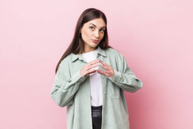 Genç, güzel bir kadın entrika çeviriyor, komplo kuruyor, sinsi hileler ve hileler düşünüyor, kurnaz ve ihanet ediyor.