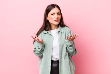 Genç ve güzel bir kadın umutsuz ve hayal kırıklığına uğramış görünüyor, stresli, mutsuz ve sinirli, bağırıyor ve çığlık atıyor.