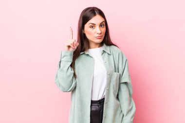 Genç ve güzel bir kadın, harika bir fikri fark ettikten sonra parmağını havaya kaldırıp 