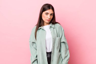 Genç ve güzel bir kadın kafası karışık ve kuşkulu, merak ediyor ya da karar vermeye çalışıyor.