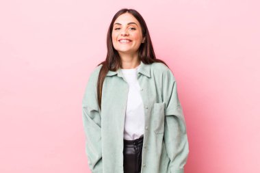 Genç ve güzel bir kadın mutlu ve hoş bir şekilde şaşırmış görünüyor. Büyülenmiş ve şok olmuş bir ifadeyle heyecanlanıyor.