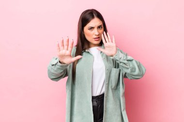 Genç, güzel bir kadın sersemlemiş ve korkmuş hissediyor. Korkutucu bir şeyden korkuyor. Elleri açık ve uzak durun diyor.