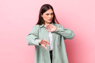 Genç, güzel bir kadın tiksinti ve mide bulantısı hissediyor. İğrenç, kokuşmuş ya da kötü kokan bir şeyden kaçıyor.