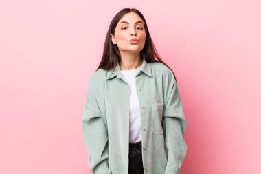 Genç, güzel bir kadın dudaklarını birbirine bastırıyor. Sevimli, eğlenceli, mutlu, sevimli bir yüz ifadesiyle. Öpücük yolluyor.