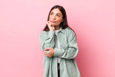 Genç, güzel bir kadın farklı seçenekleri olan, şüpheli ve şaşkın hisseder, hangi kararı vereceğini merak eder.