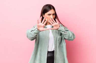 Dehşete kapılmış, korku ve panik içinde çığlık atan, kabusa tepki veren genç ve güzel bir kadın.