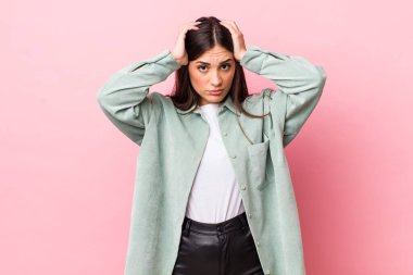 Genç ve güzel bir kadın hayal kırıklığına uğramış ve sıkılmış hissediyor, başarısızlıktan bıkmış ve bıkmış, sıkıcı işlerden bıkmış,