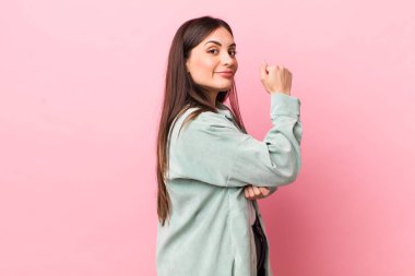 Genç, güzel bir kadın kendini mutlu, tatmin olmuş ve güçlü hissediyor, kaslı ve formda, spor salonundan sonra güçlü görünüyor.