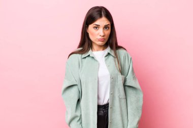 Genç, güzel bir kadın üzgün ve stresli. Kötü bir sürpriz yüzünden üzgün. Olumsuz ve endişeli bir bakışla.