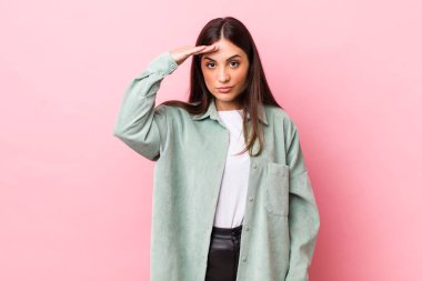 Genç ve güzel bir kadın saygı göstererek, onur ve vatanseverlik adına kameraya selam veriyor.