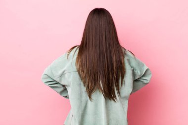 Genç, güzel bir kadın, kafası karışık ya da dolu ya da şüphe ve soru dolu, merak ediyor, elleri kalçasında, dikiz aynasından.