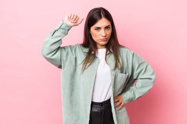 Genç ve güzel bir kadın ciddi, güçlü ve isyankar hissediyor, yumruğunu kaldırıyor, protesto ediyor ya da devrim için savaşıyor.