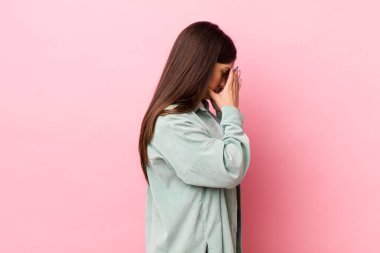 Genç ve güzel bir kadın üzgün, hayal kırıklığına uğramış bir bakışla gözlerini kapatıyor, ağlıyor, yan gözle bakıyor.